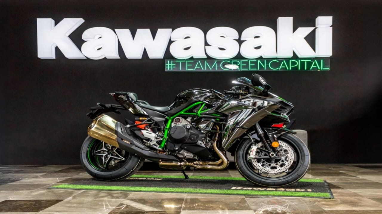 New Kawasaki Ninja H2R 2025 – 326 Horsepower Beast with Carbon Fiber Body & Racing DNA!